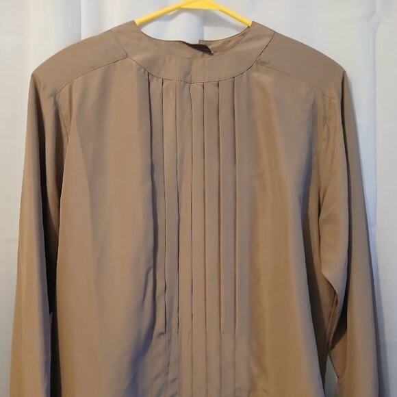 Nwt JACLYN SMITH Silky Blouse womens 6 Mocha Brown Pleated front Keyhole back LS - Picture 3 of 9